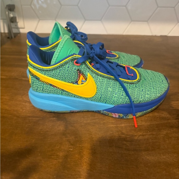LEBRON “KALEIDOSCOPE” Basketball Shoe - Picture 5 of 11